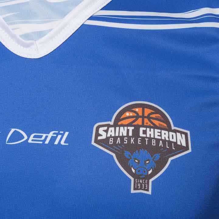 logo saint-chéron basketball floqué sur un maillot bleu